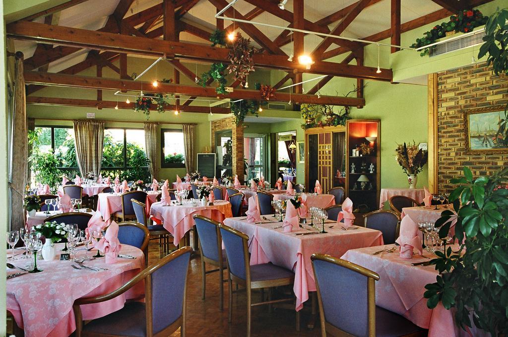 Hotel Restaurant La Tour Romaine - Haguenau - Strasbourg Nord Schweighouse-sur-Moder Exterior photo